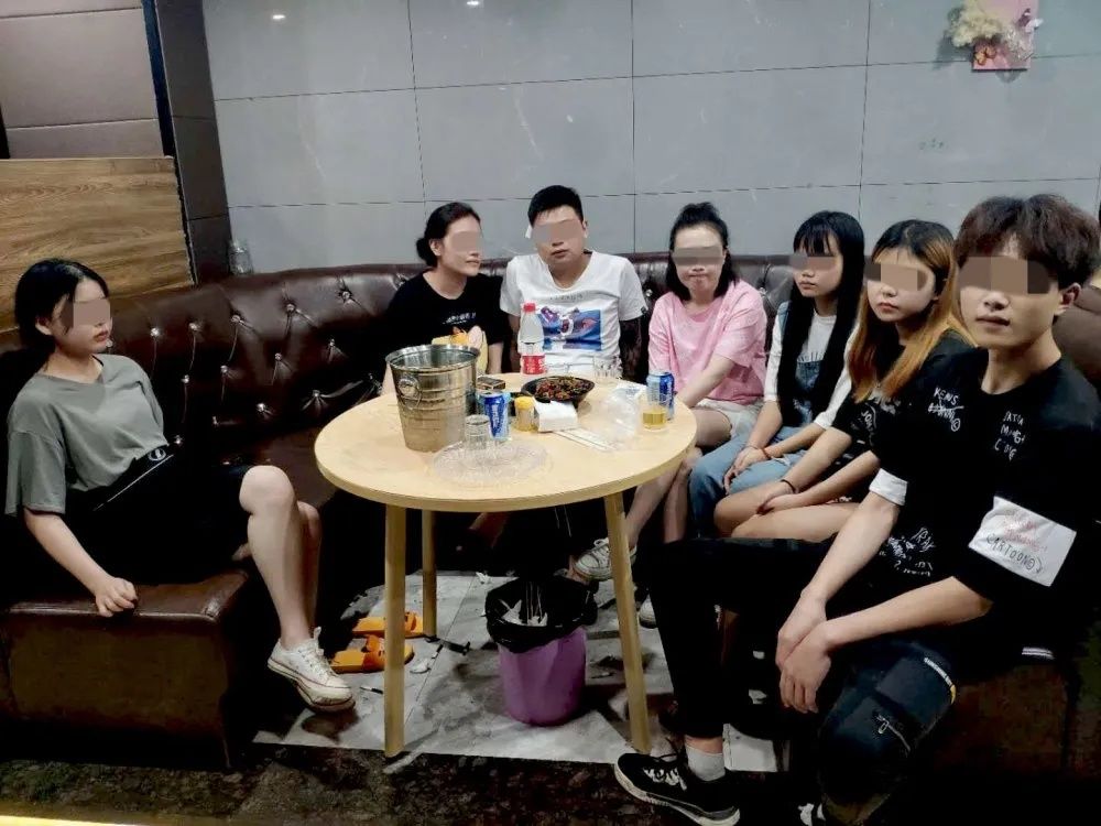  店长蒋某娇|凌晨两点，这群年轻男女在音乐烧烤吧里聚众吸毒，女店长看见后悄悄关了店里大灯，还让服务员锁住大门