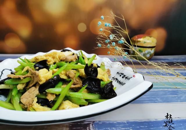  芹菜|1道菜，2种润肠食材，3大营养元素，快给血管肠子洗洗澡