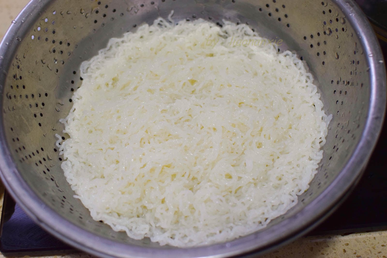  炒有|夏季早餐我从不出去吃，鸡蛋加米粉，简单一炒有饭也有菜