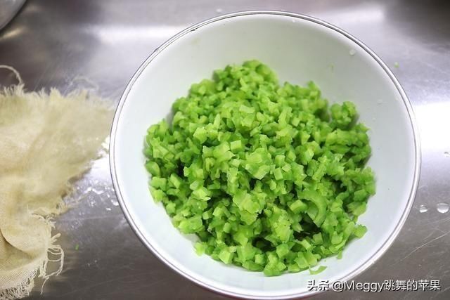  适量|三伏天吃饺子，韭菜馅不如这个菜，清口开胃促食欲，越吃越上瘾