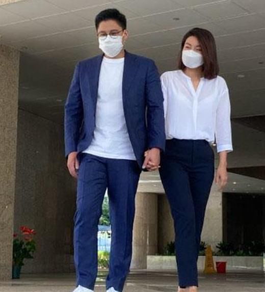  助阵|郭晶晶高调助阵霍启刚，踩平底鞋换发色好洋气，衬衣西裤优雅大方