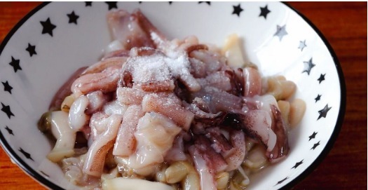 搅拌均匀|这是芋头汤的做法,与小海鲜巧妙搭配,太好喝了,鲜上加鲜