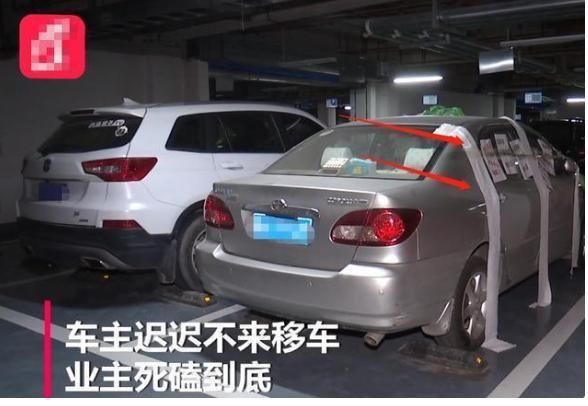 尽失|宝马停车堵通道，路人送上9张纸，网友：让你颜面尽失