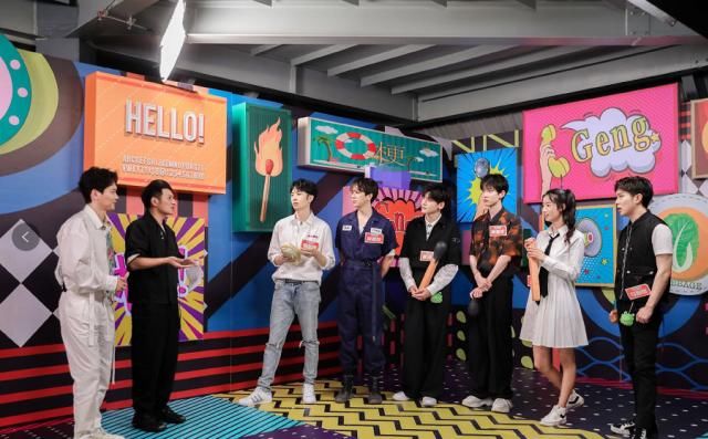  个子|《快乐大本营》麦亨利内涵何炅“个子矮”，谁注意到何炅的表情？