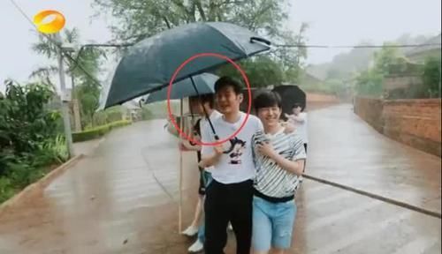  雨水|《向往》黄晓明“撑伞”太好笑，何炅全身被雨水淋湿，让人想起当年的孙俪！