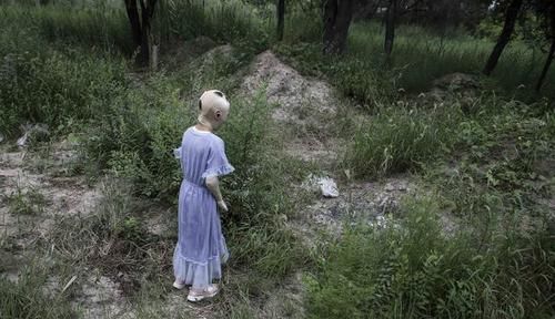  女孩|偷油贼焚车引发车祸致1死2伤，疑犯归案10岁女孩却惨遭毁容