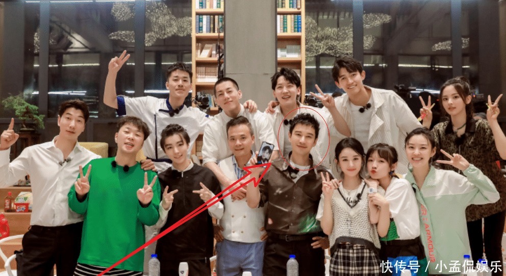  中餐厅|《向往4》晒出收官海报，对比《中餐厅》杀青照，“c位”很暖心