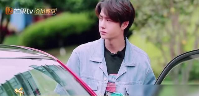 洗照片|王一博开车带卷卷洗照片,网友表示开车的王一博好帅啊