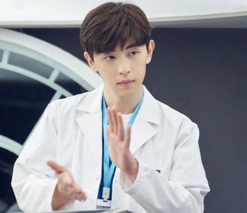  当红|邓伦又一新综艺官宣，搭档四位当红女爱豆，也太有福气了吧！