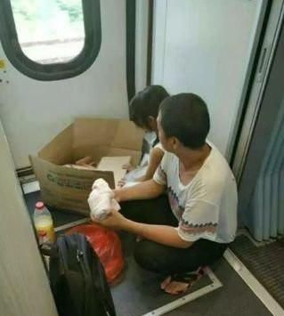 儿子|火车上,3岁儿子大声哭闹,宝爸的做法让人佩服:高级别教养