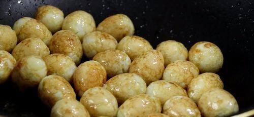 鹌鹑蛋|鹌鹑蛋别光卤着吃了，教你一种新做法，一口一个，一大盘不够吃
