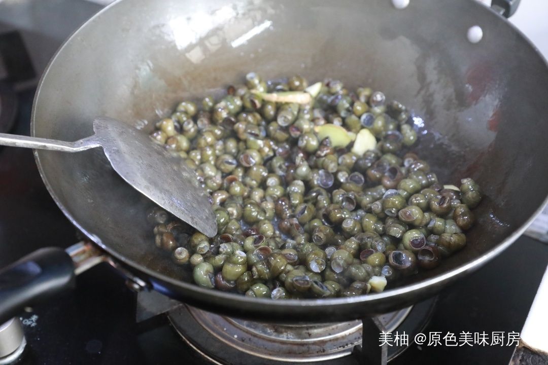 必备|一道经济实惠的家常河鲜,下酒菜必备,5分钟就出锅