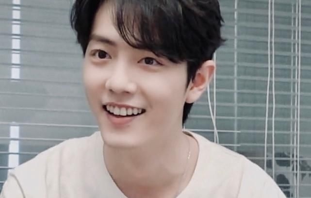 将近|肖战喝豆汁儿变成表情包，镜头下满满求生欲，工作室暗示好事将近