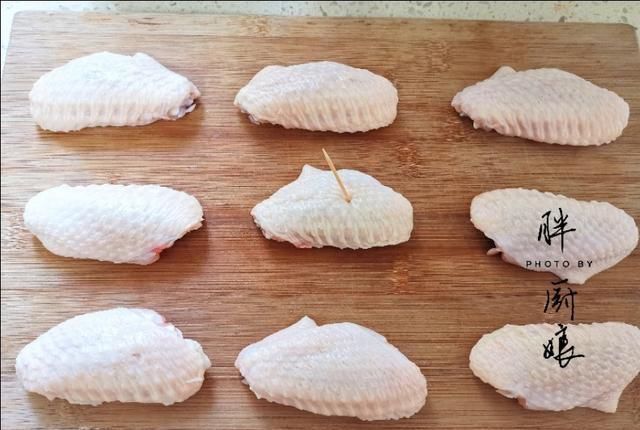 色泽|可乐鸡翅这样做才好吃,色泽红亮,骨头一滑就脱,鲜嫩入味