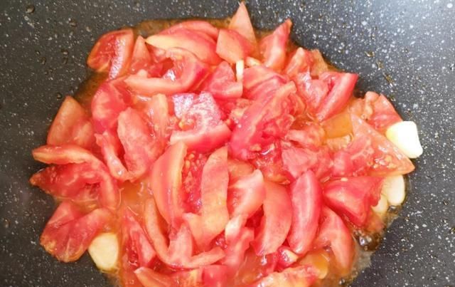  下饭|西红柿别再炒鸡蛋了，和它炒清热解暑还下饭，我家连汤也喝