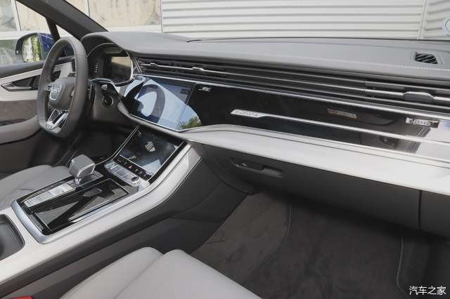 商务|新款奥迪Q7，超5米的车身长度非常有气势，商务用车够体面