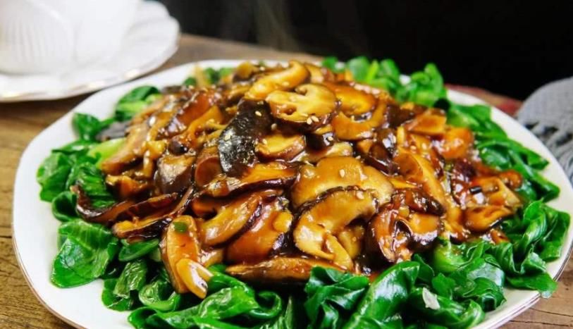  饭店|饭店的香菇油菜为啥那么好吃？原来大厨这样做，难怪比家里的好吃