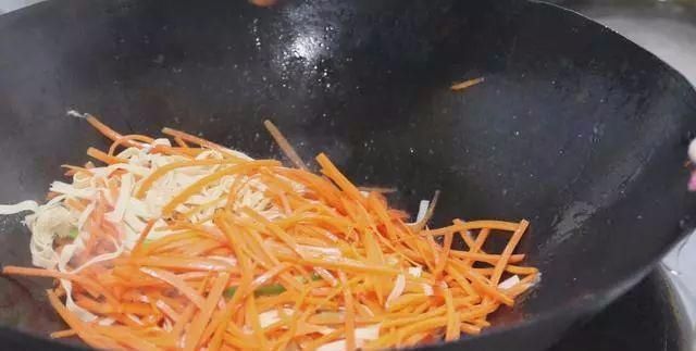 大厨|大厨分享一道“胡萝卜炒千张”,清淡爽口又营养,全家老少都爱吃