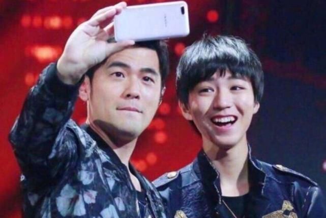  王俊凯|LOL九周年举办明星表演赛，周杰伦的行为引起网友不满，容易招黑