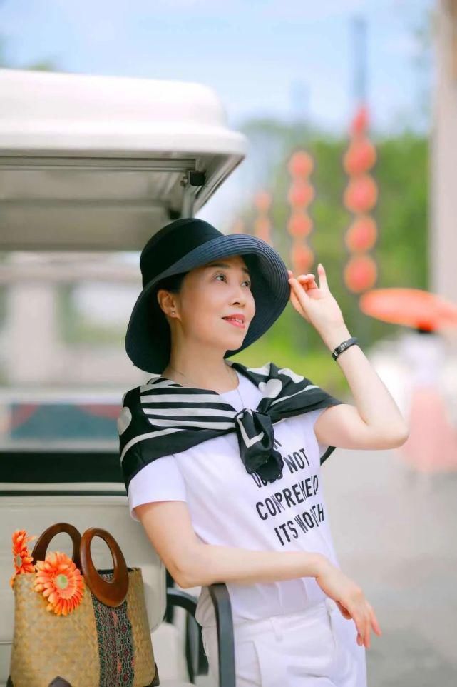 也能拍出|女人到了中年拍照别比剪刀手，送你7个姿势，拍照优雅好看有气质