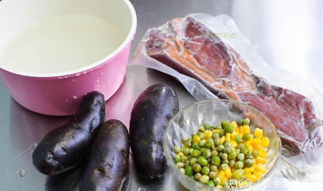  紫土豆|天热最爱焖饭，几步做好，菜饭一锅出，全家人都爱吃