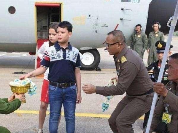  颜值|泰国小王子15岁就有女友，德国混血小美女颜值超高，王子一脸讨好