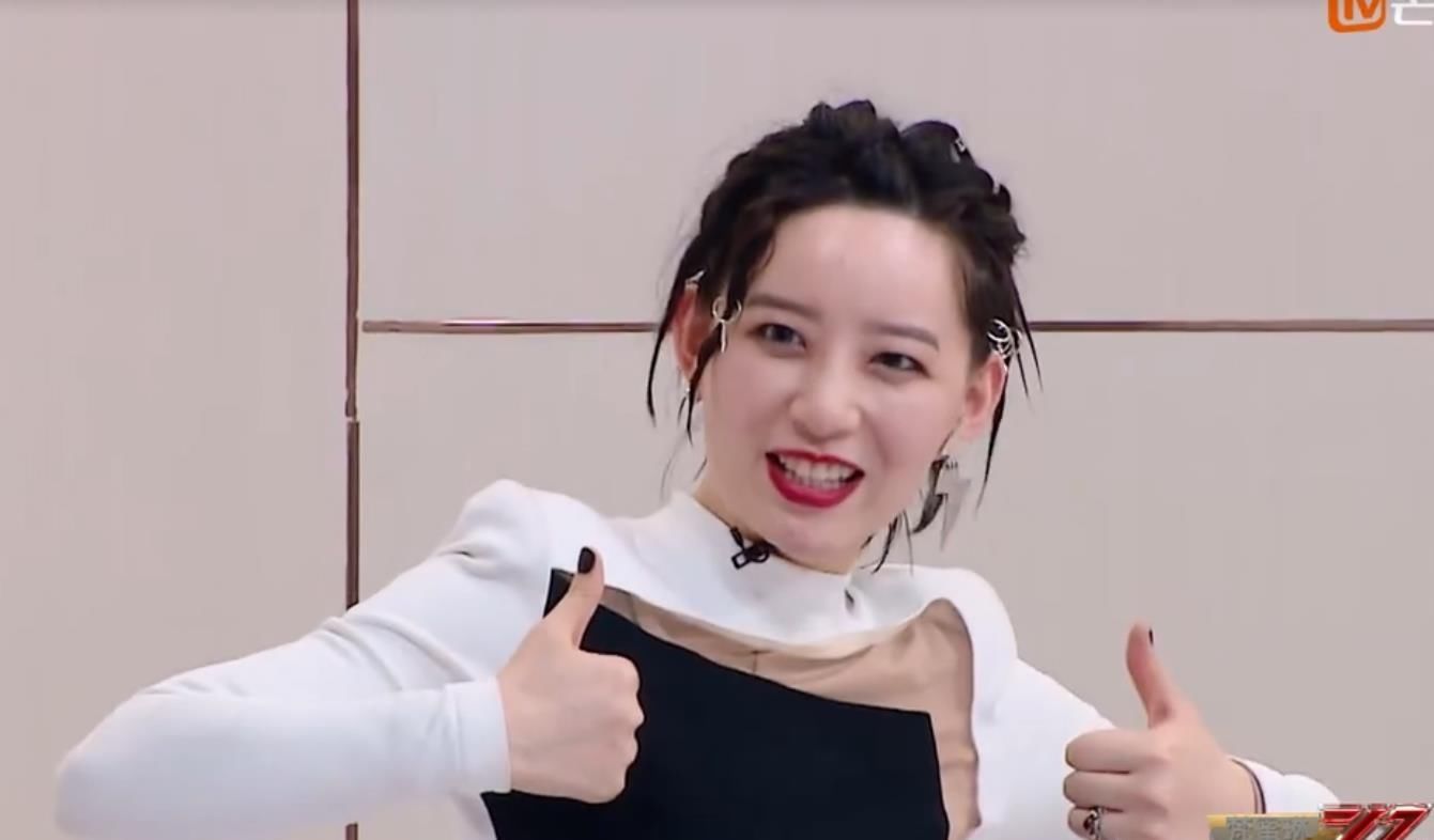  队友|孟佳孤立无援，吴昕暖心救场，金晨张含韵都低头躲避，队友也逃了