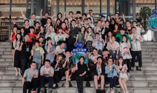  王俊凯|中餐厅4杀青照流出，看到王俊凯跟谁站在一起后，这感情我羡慕了