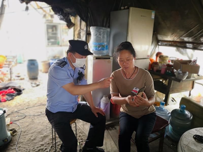  陷阱|贷款逾期竟是电信诈骗陷阱？女子欲汇款被民警拦下