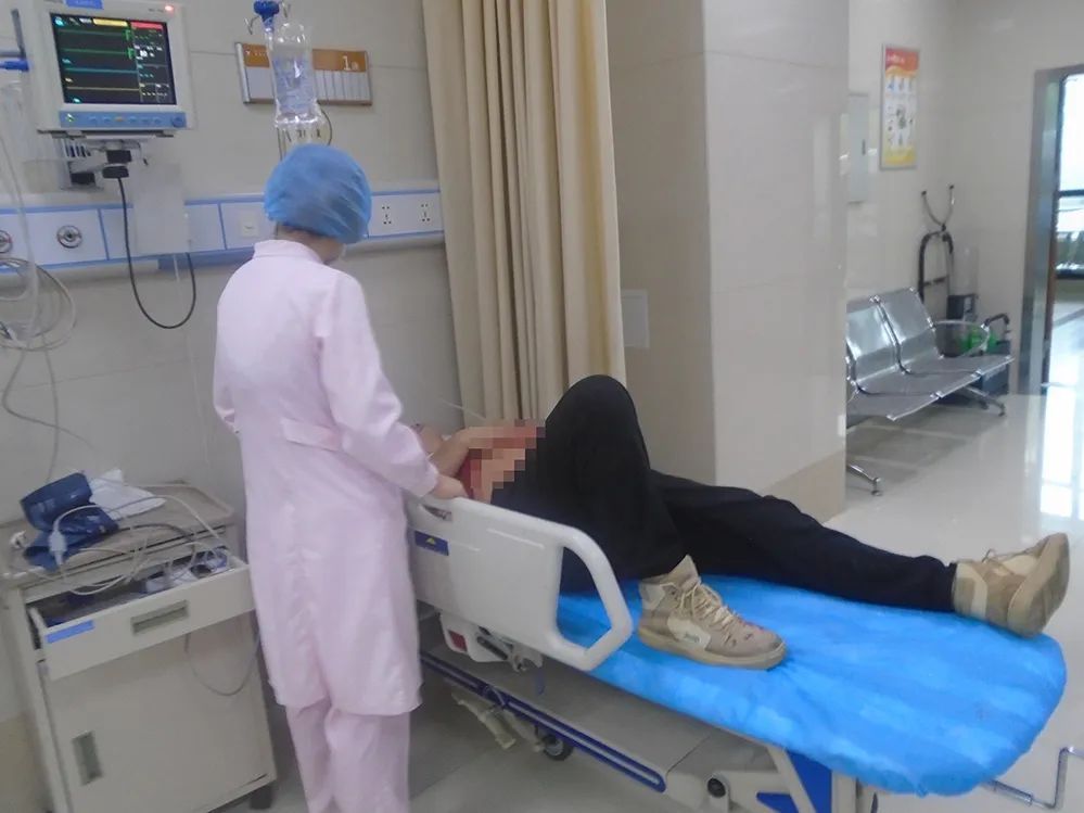  持刀|因为微信群吵了几句，海宁一男子持刀将同事捅伤……