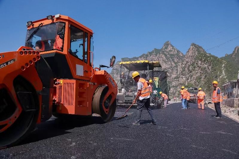 房山区涞宝路重要路段完成路面铺油工作