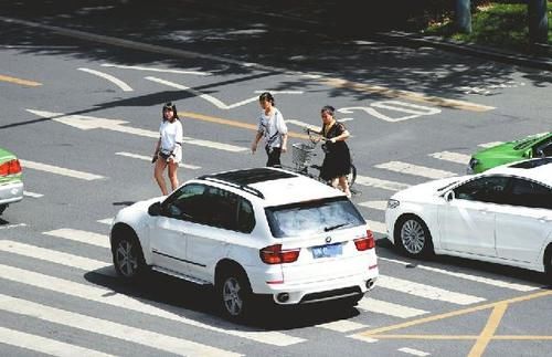 机动车|交警提醒：等红绿灯再出现这几种行为，最高扣三分罚200