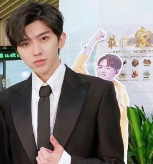 笑出眼泪|黄旭熙被爆录制《跑男》,想打蔡徐坤被拍看到图片笑出眼泪