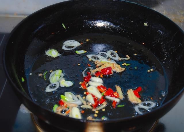  下锅|醋溜白菜，直接下锅炒就错了，记住2个妙招，白菜脆嫩酸爽真好吃