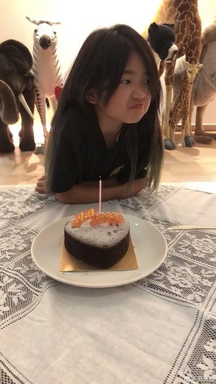 小美女|女大十八变，曹格十岁女儿摇身变成小美女