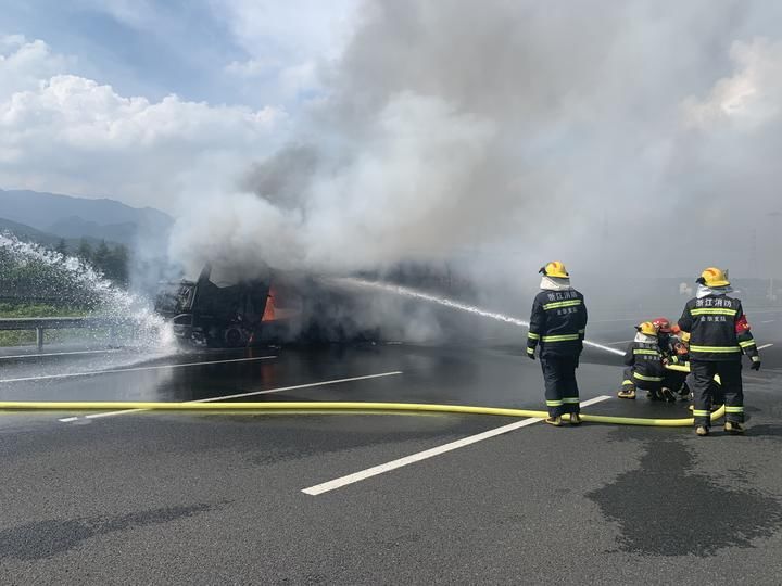  消防救援人|好险！高速公路上，装着29.5吨柴油的油罐车烧起来了