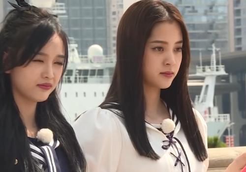  奔跑|奔跑吧：吴宣仪跟蔡徐坤站一起，俩人站姿出奇的一致，商量好的吧