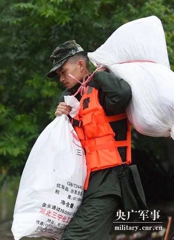 战场|抗洪战场，有新时代军人的冲锋姿态！