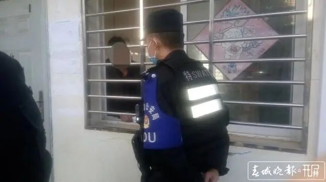  进社区|昆明男子携刀冲进社区值班室，反锁房门拧开汽油要点火…