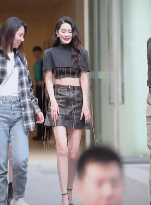  天壤之别|李沁跟助理下楼梯，看腿才知明星与素人的差距，简直是天壤之别！