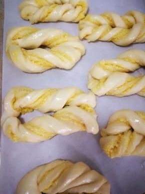  面包|松软香甜值得一试，炼乳椰蓉面包