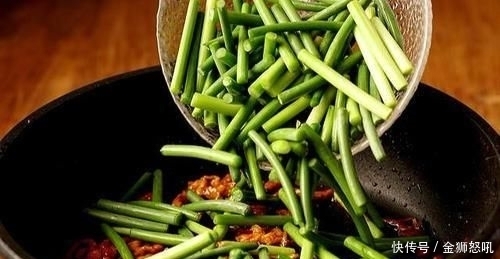  蒜苔炒肉|蒜薹炒肉不是炒老了就是不脆？下锅前腌制下，入味又脆爽