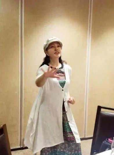 不服老|刘晓庆终于敢晒未修图,爬满皱纹的脸是松垮,比刻意扮嫩漂亮!
