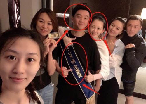  关注|郑恺发文回忆跑男100期，晒合照尽显温馨，我却在关注他身边的苗苗