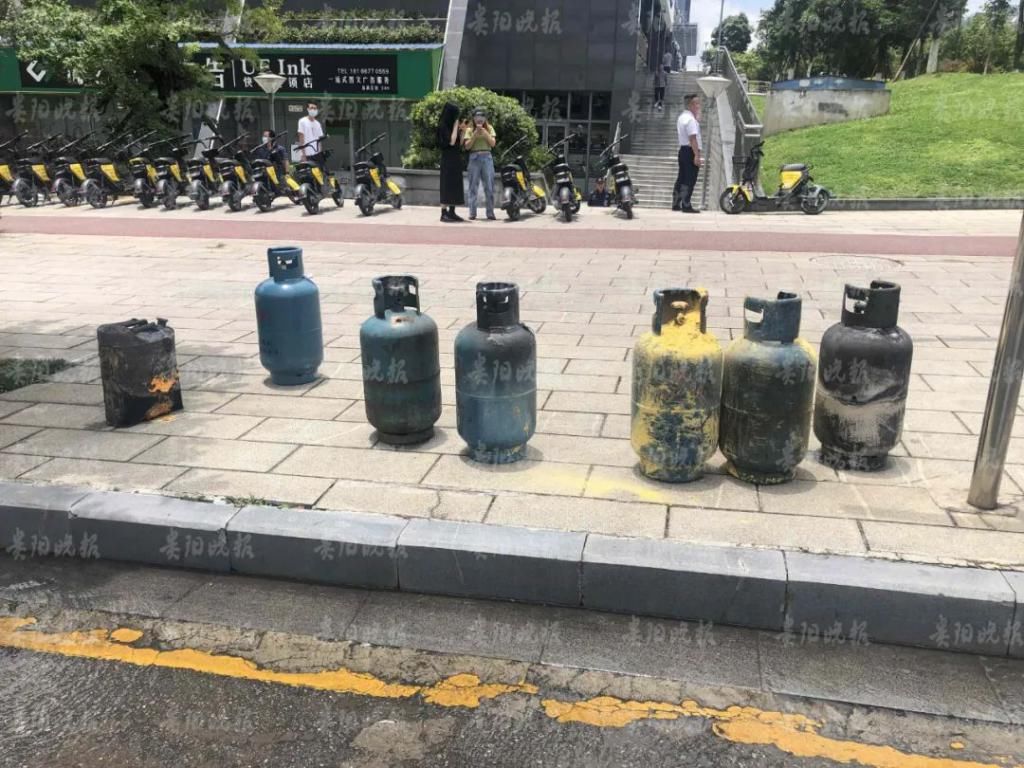  车辆|突发！阳关大道一车辆起火，车上有6个煤气罐！