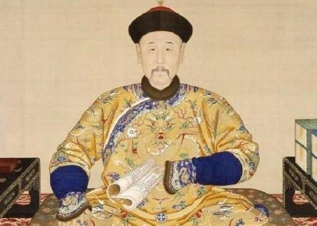 乾隆皇帝|47岁的乾隆皇帝突然摔倒，却没一个人敢扶，八品小官扶后结局怎样