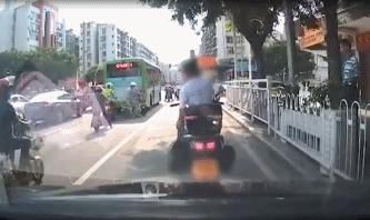 摩托|男子骑摩托违规占用车道，被鸣笛后竟然掏出一米长刀
