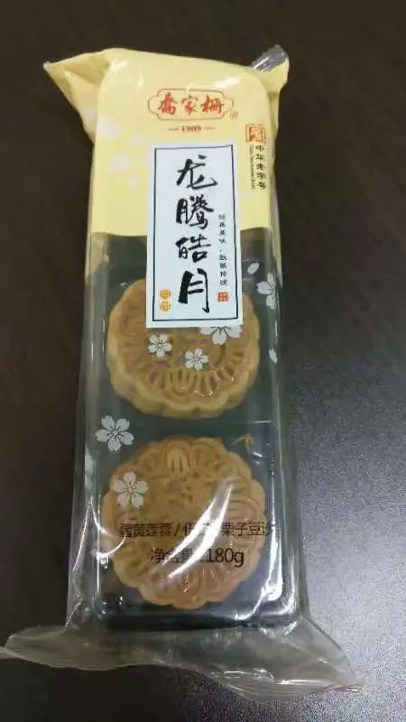 老伯|惊了！老伯翻出盒10年前的月饼，不长毛不发霉！还吃了两口…