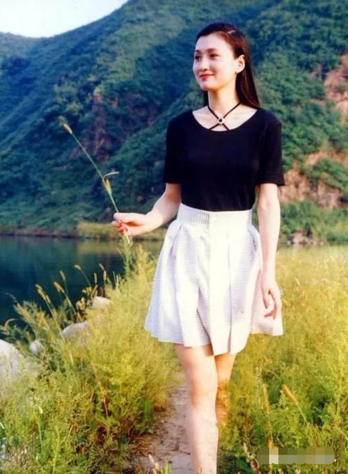  玻璃|曾经绝美容貌遭人嫉妒险被玻璃渣子毁容，如今却自行整成网红脸？