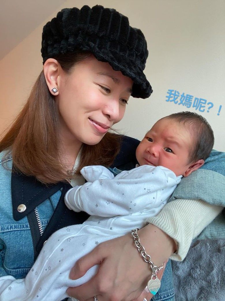 玻璃|地铁上，小男孩面贴玻璃扮“猪八戒”，妈妈配乐录视频逗乐网友